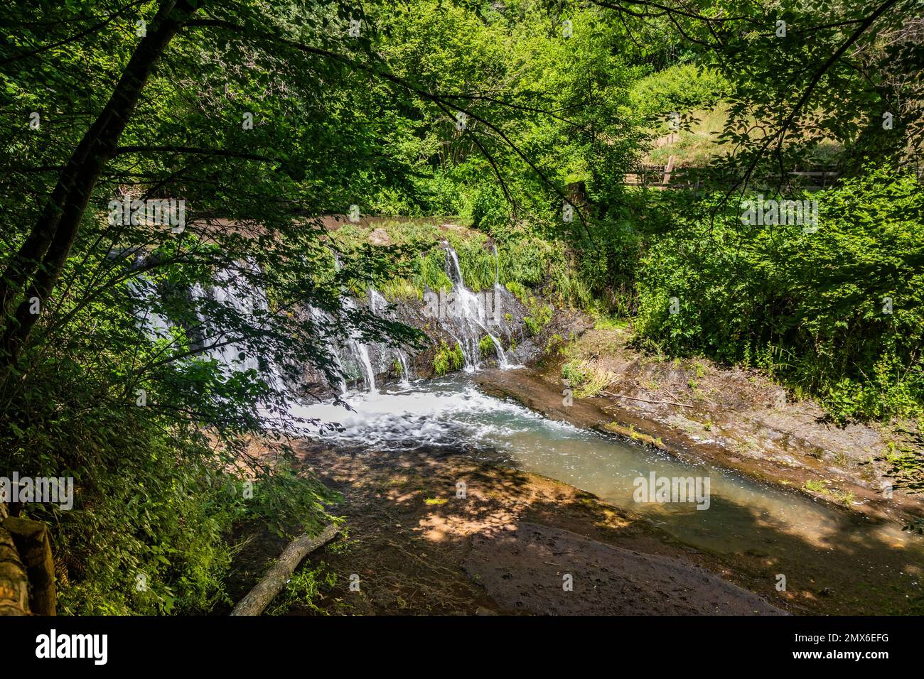 Das kleine mittelalterliche Dorf Corchiano, Viterbo, Lazio. Der Naturpark in der Schlucht des Flusses Rio Fratta, reich an Vegetation, Höhlen, Bächen, sma Stockfoto