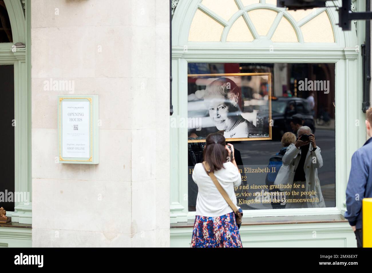 Ein Porträt von Königin Elizabeth II. Wird im Schaufenster vor einem Fortnum & Mason Store im Zentrum von London nach ihrem Tod gezeigt. Stockfoto Ein Porträt von Königin Elizabeth II. Wird im Schaufenster vor einem Fortnum & Mason Store im Zentrum von London nach ihrem Tod gezeigt. Stockfoto