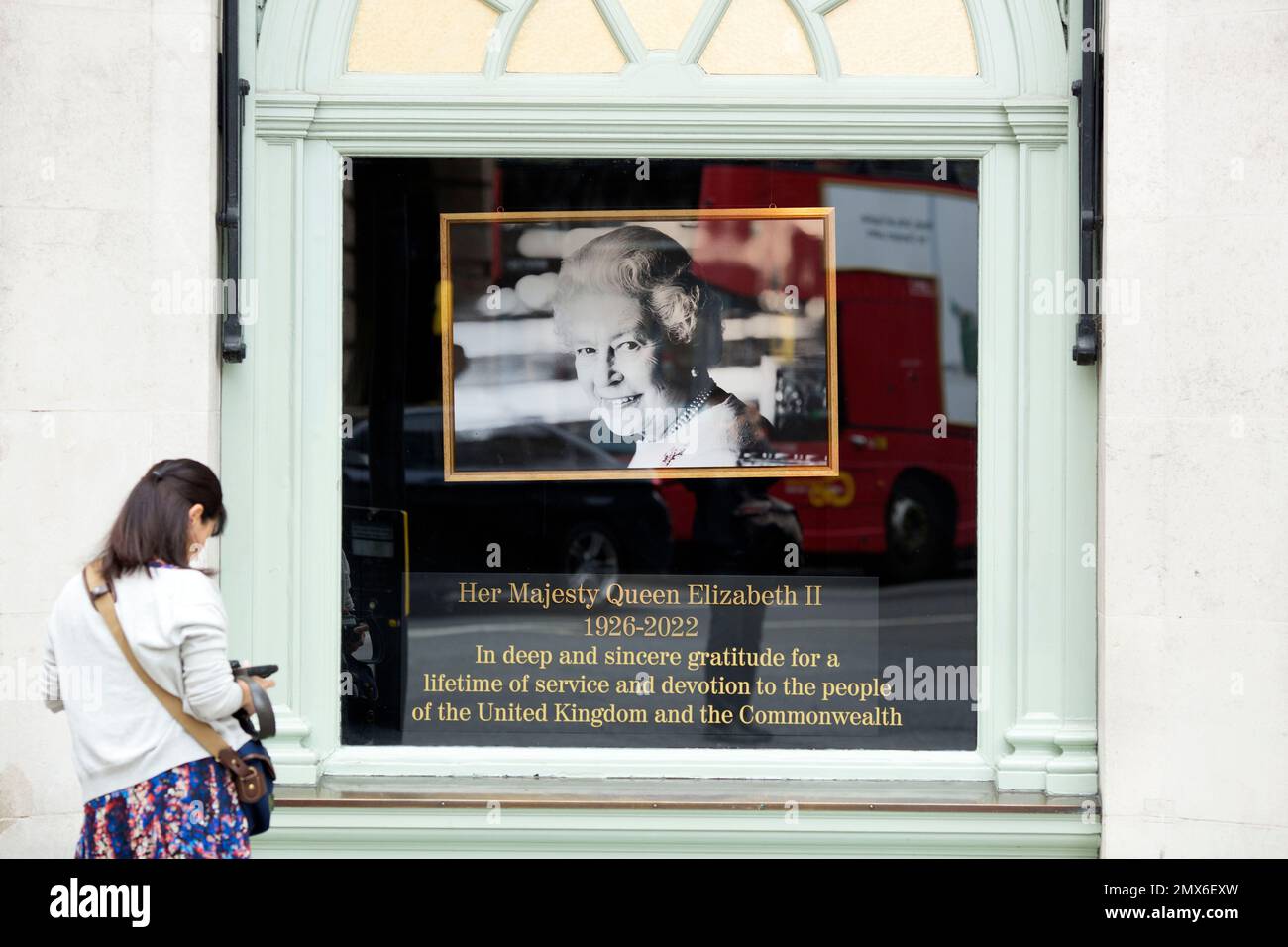 Ein Porträt von Königin Elizabeth II. Wird im Schaufenster vor einem Fortnum & Mason Store im Zentrum von London nach ihrem Tod gezeigt. Stockfoto Ein Porträt von Königin Elizabeth II. Wird im Schaufenster vor einem Fortnum & Mason Store im Zentrum von London nach ihrem Tod gezeigt. Stockfoto