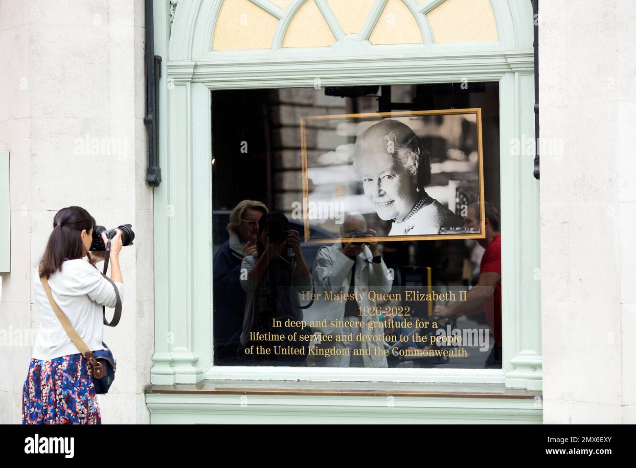 Ein Porträt von Königin Elizabeth II. Wird im Schaufenster vor einem Fortnum & Mason Store im Zentrum von London nach ihrem Tod gezeigt. Stockfoto Ein Porträt von Königin Elizabeth II. Wird im Schaufenster vor einem Fortnum & Mason Store im Zentrum von London nach ihrem Tod gezeigt. Stockfoto