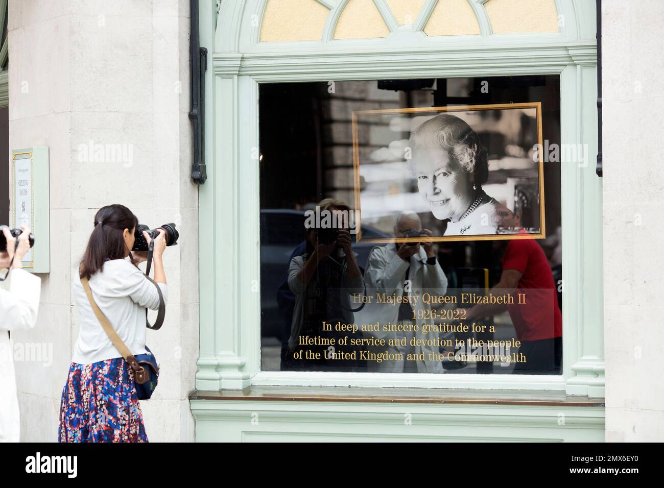 Ein Porträt von Königin Elizabeth II. Wird im Schaufenster vor einem Fortnum & Mason Store im Zentrum von London nach ihrem Tod gezeigt. Stockfoto Ein Porträt von Königin Elizabeth II. Wird im Schaufenster vor einem Fortnum & Mason Store im Zentrum von London nach ihrem Tod gezeigt. Stockfoto