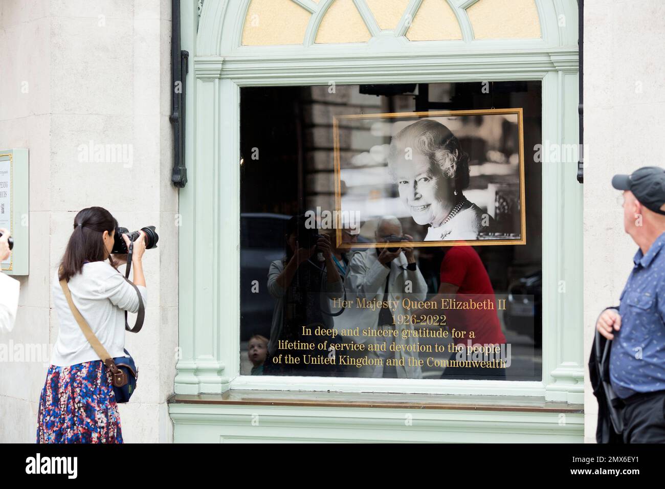 Ein Porträt von Königin Elizabeth II. Wird im Schaufenster vor einem Fortnum & Mason Store im Zentrum von London nach ihrem Tod gezeigt. Stockfoto Ein Porträt von Königin Elizabeth II. Wird im Schaufenster vor einem Fortnum & Mason Store im Zentrum von London nach ihrem Tod gezeigt. Stockfoto