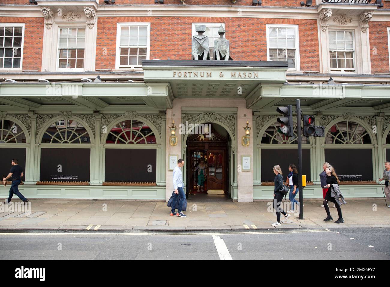 Schaufenster werden als eine Maske ihres Respekts vor einem Fortnum & Mason Store im Zentrum von London, nach dem Tod von Königin Elizabeth II. Gesehen Stockfoto