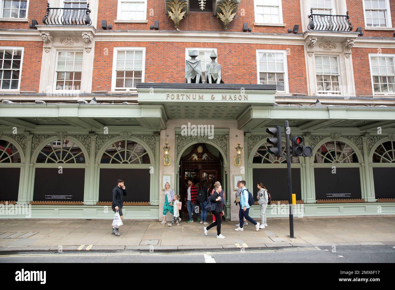 Schaufenster werden als eine Maske ihres Respekts vor einem Fortnum & Mason Store im Zentrum von London, nach dem Tod von Königin Elizabeth II. Gesehen Stockfoto Schaufenster werden als eine Maske ihres Respekts vor einem Fortnum & Mason Store im Zentrum von London, nach dem Tod von Königin Elizabeth II. Gesehen Stockfoto