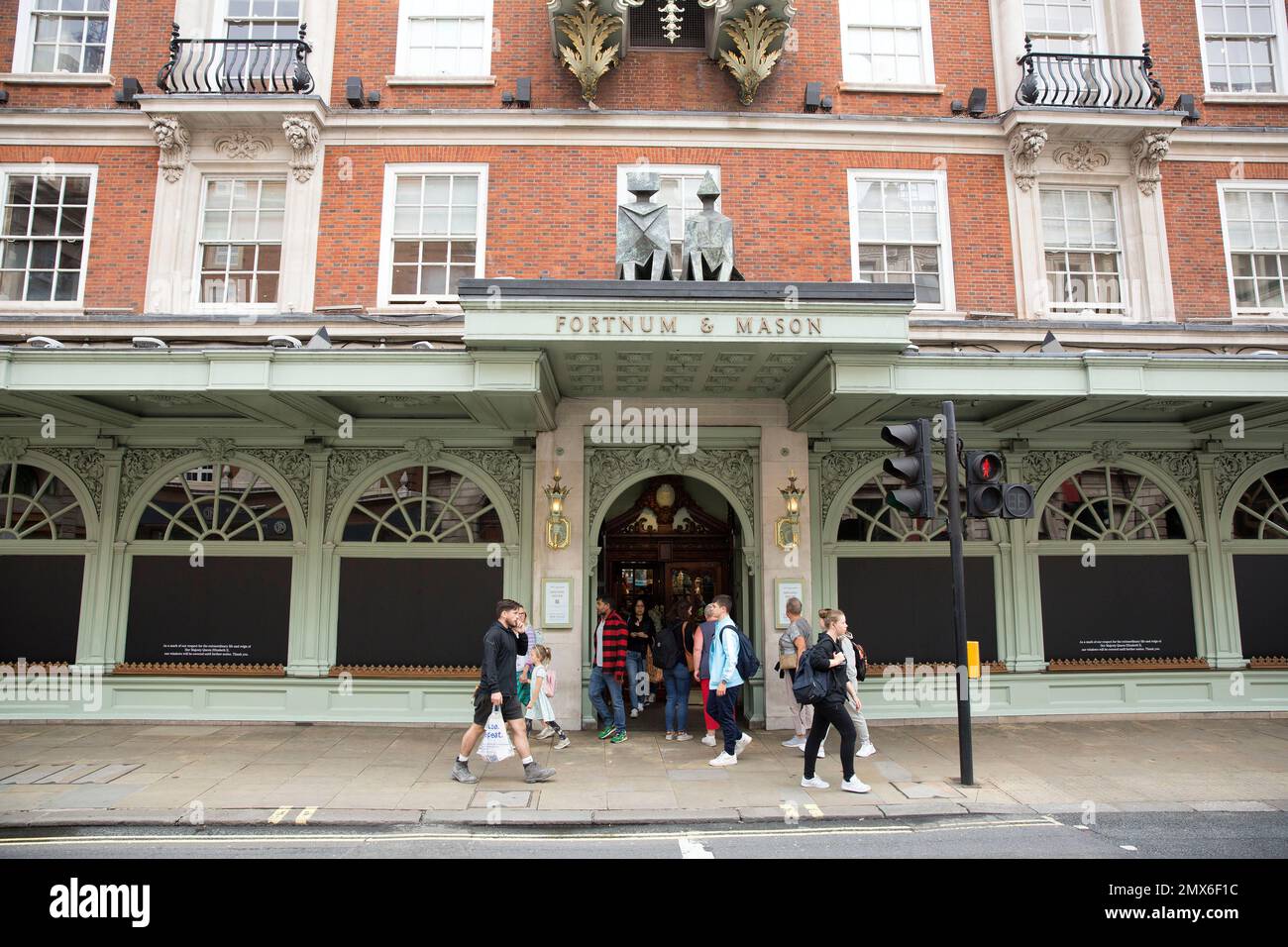 Schaufenster werden als eine Maske ihres Respekts vor einem Fortnum & Mason Store im Zentrum von London, nach dem Tod von Königin Elizabeth II. Gesehen Stockfoto Schaufenster werden als eine Maske ihres Respekts vor einem Fortnum & Mason Store im Zentrum von London, nach dem Tod von Königin Elizabeth II. Gesehen Stockfoto