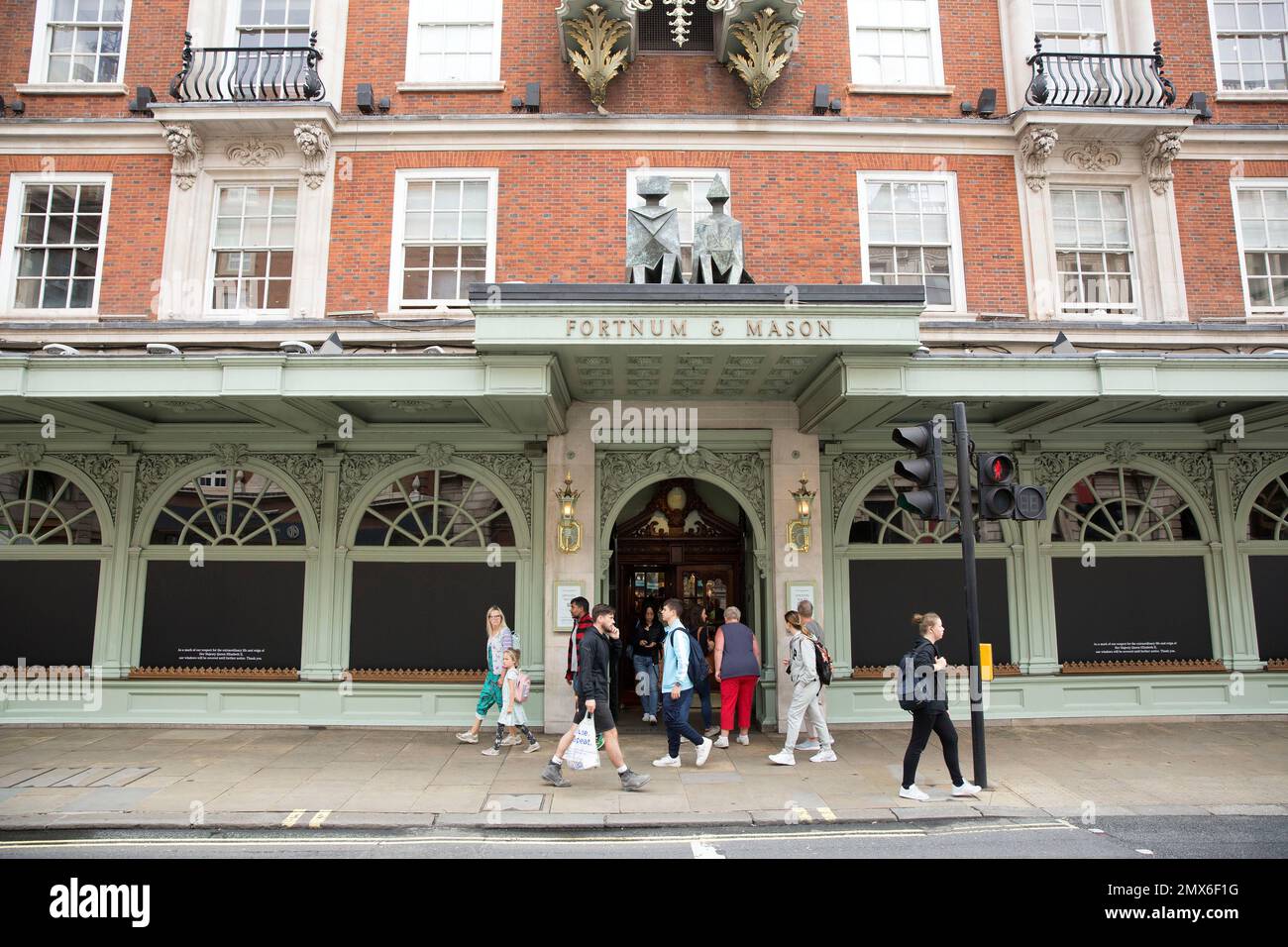 Schaufenster werden als eine Maske ihres Respekts vor einem Fortnum & Mason Store im Zentrum von London, nach dem Tod von Königin Elizabeth II. Gesehen Stockfoto Schaufenster werden als eine Maske ihres Respekts vor einem Fortnum & Mason Store im Zentrum von London, nach dem Tod von Königin Elizabeth II. Gesehen Stockfoto