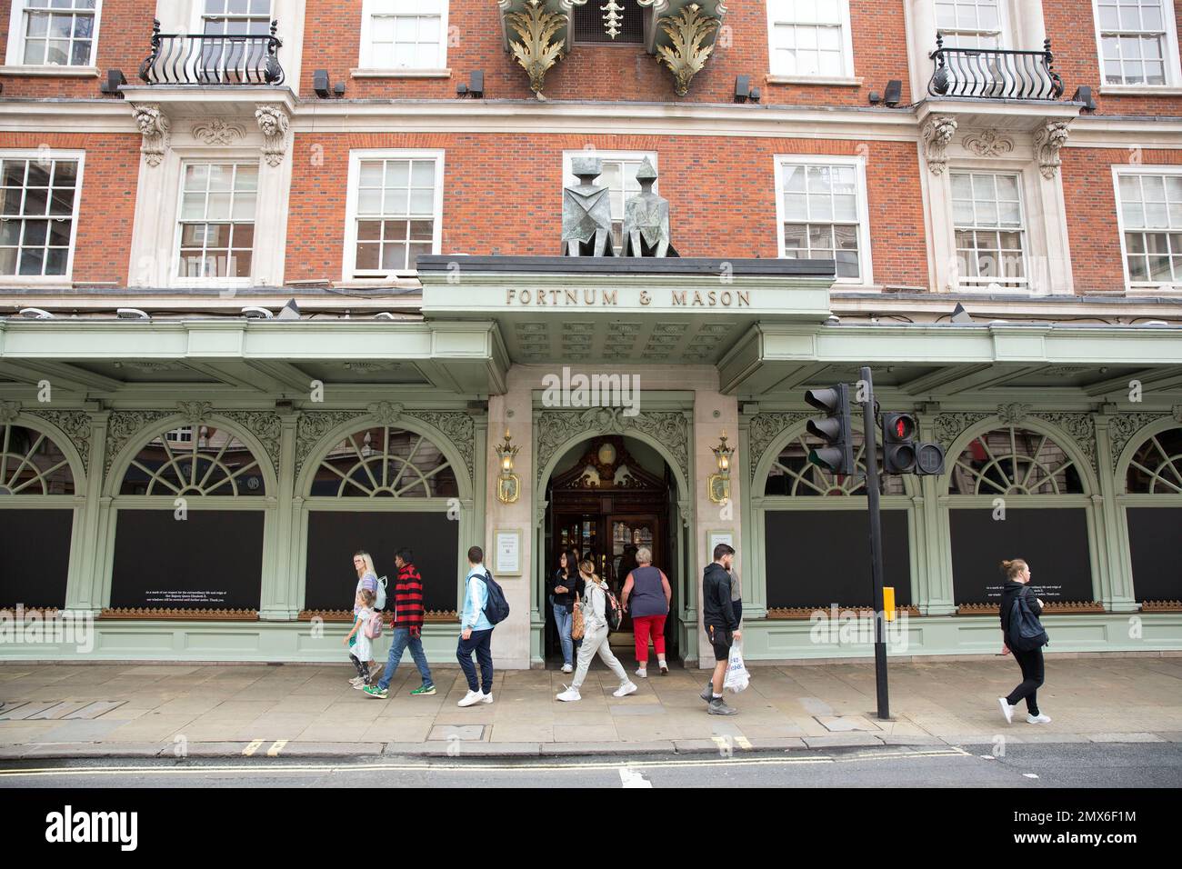 Schaufenster werden als eine Maske ihres Respekts vor einem Fortnum & Mason Store im Zentrum von London, nach dem Tod von Königin Elizabeth II. Gesehen Stockfoto Schaufenster werden als eine Maske ihres Respekts vor einem Fortnum & Mason Store im Zentrum von London, nach dem Tod von Königin Elizabeth II. Gesehen Stockfoto