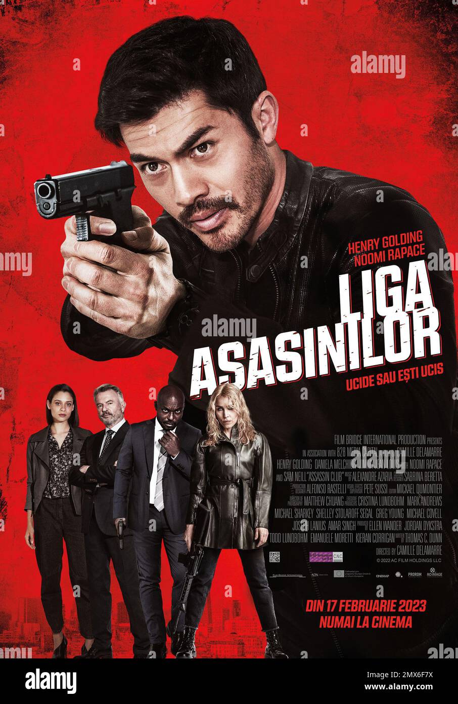 ASSASSIN CLUB (alias LIGA ASASASINILOR), rumänisches Poster, Henry Golding (oben), Bottom, Von links: Daniela Melchior, Sam Neill, Jimmy Jean-Louis, Noomi Rapace, 2023. © Film Bridge International/Mit Freundlicher Genehmigung Der Everett Collection Stockfoto
