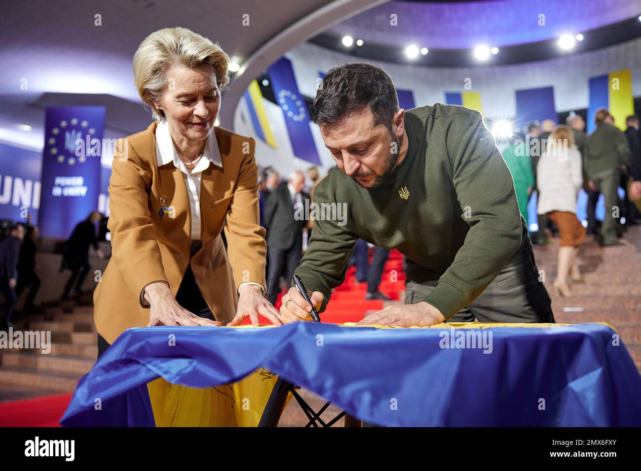 Kiew, Ukraine. 02. Februar 2023. Die Präsidentin der Europäischen Kommission Ursula von der Leyen, Linke, unterstützt den ukrainischen Präsidenten Volodymyr Zelenskyy, indem er der Delegation der Europäischen Kommission nach dem ersten zwischenstaatlichen Konsultationsgipfel zwischen der Europäischen Kommission und der Ukraine am 2. Februar 2023 in Kiew (Ukraine) eine ukrainische Nationalflagge signalisiert. Kredit: Sarsenov Daniar/Pressestelle Des Ukrainischen Präsidenten/Alamy Live News Stockfoto