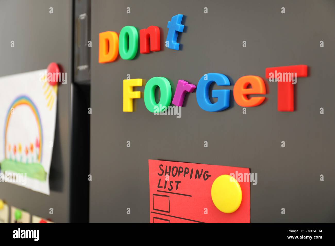Der Satz, VERGESSEN SIE NICHT, dass Magnete an der Kühlschranktür, schließen Stockfoto