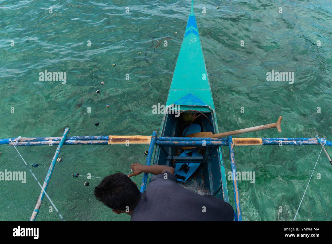 Blick von oben auf philippinische Fischer, die Fischernetze sammeln. Philippinen. Lifestyle Stockfoto