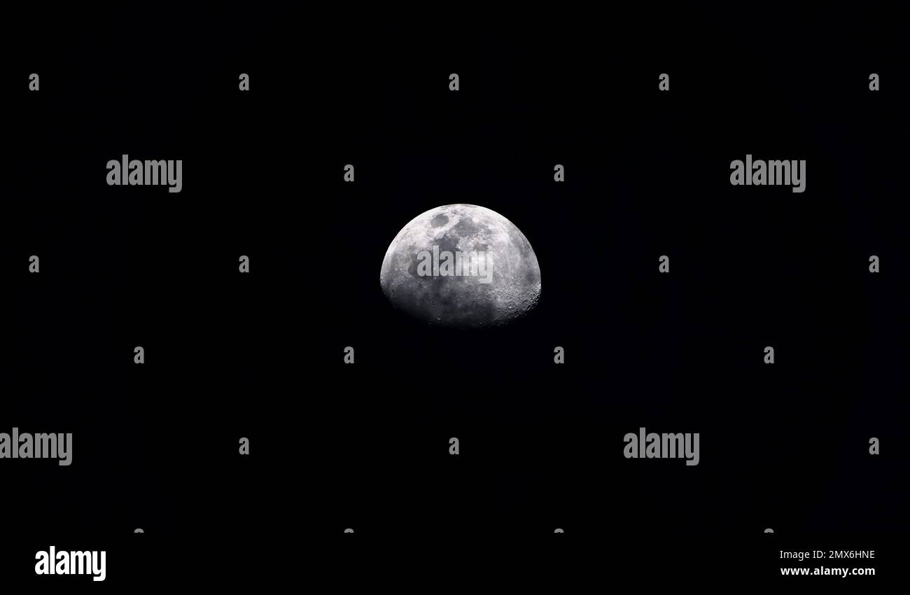Der Mond der Erde glüht auf schwarzem Hintergrund. Schwindender Gibbuus-Mond/schwindender Mond bedeutet, dass er kleiner wird. Gibbuus bezieht sich auf die Form, die weniger ist Stockfoto