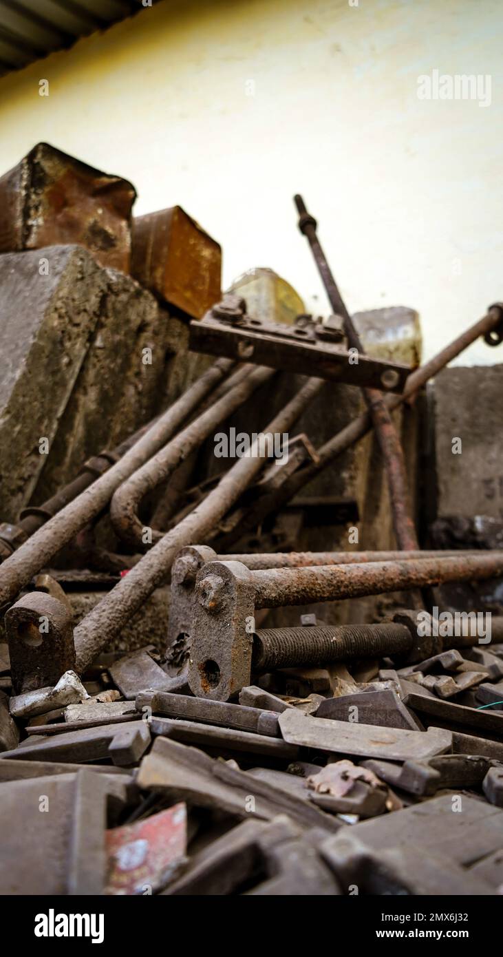 Metallschrott, alte industrielle Werkzeugmaschinen, rostige Metallgeräte, Industrieabfall, Eisenschrott, subjektiver Fokus, Stahlschrott, Metallabfälle Stockfoto