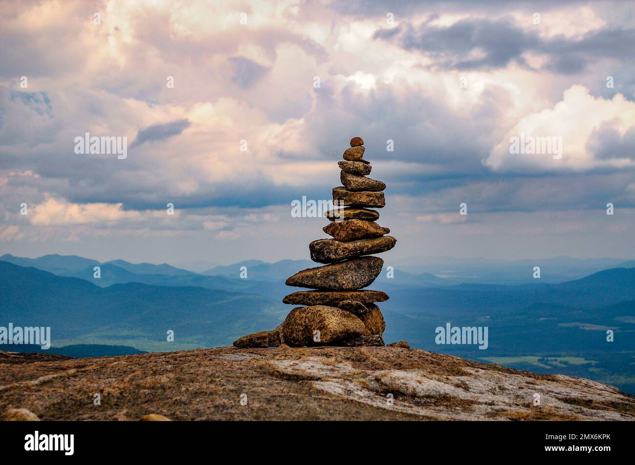 A Rock Cairn, Rocks Flying on the Hiking Trail, auf dem Gipfel des Cascade Mountain in den Adirondack Mountains in New York Stat Stockfoto