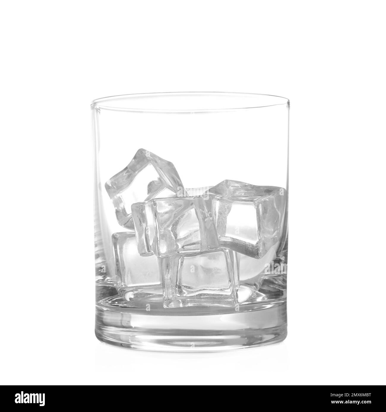 Eiswürfel in Glas isoliert auf weiß Stockfoto