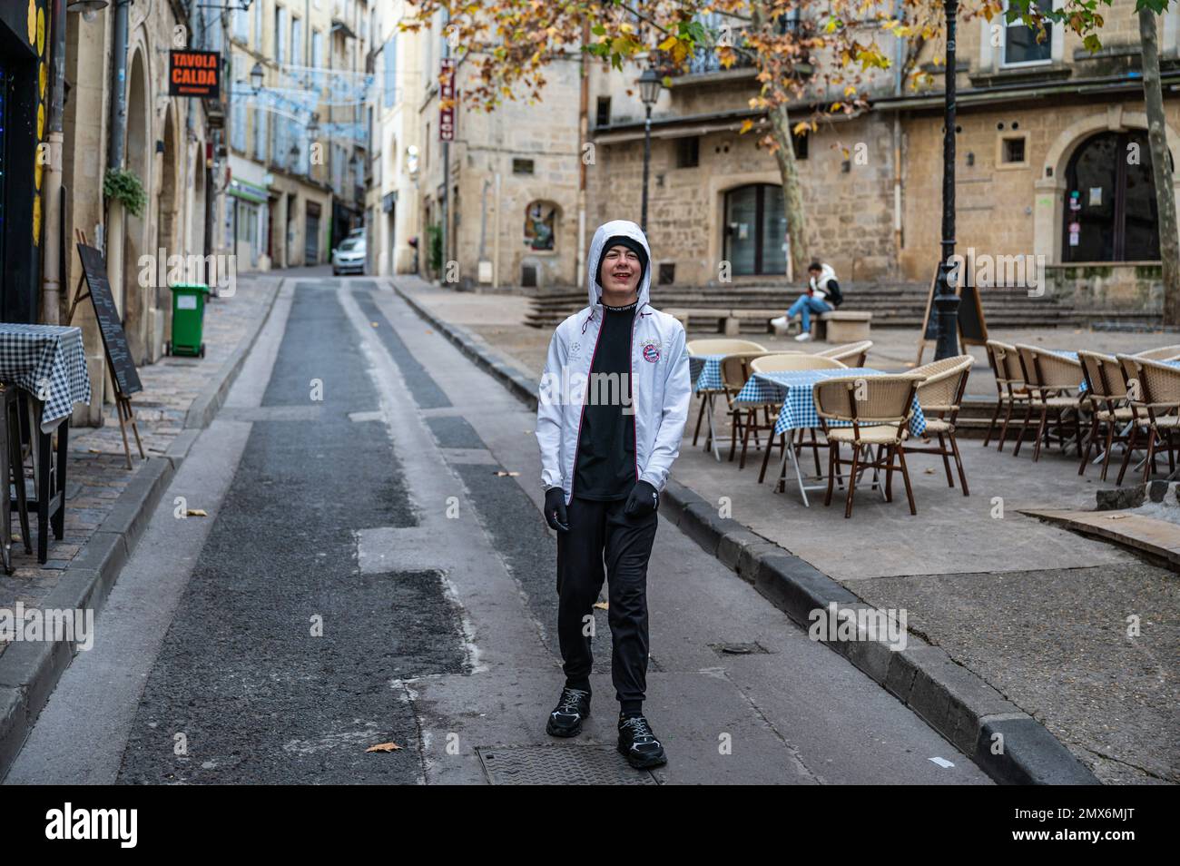 Montpellier, Occitanie, Frankreich, einheimischer Teenager mit Kapuze in den Straßen der Altstadt. Stockfoto