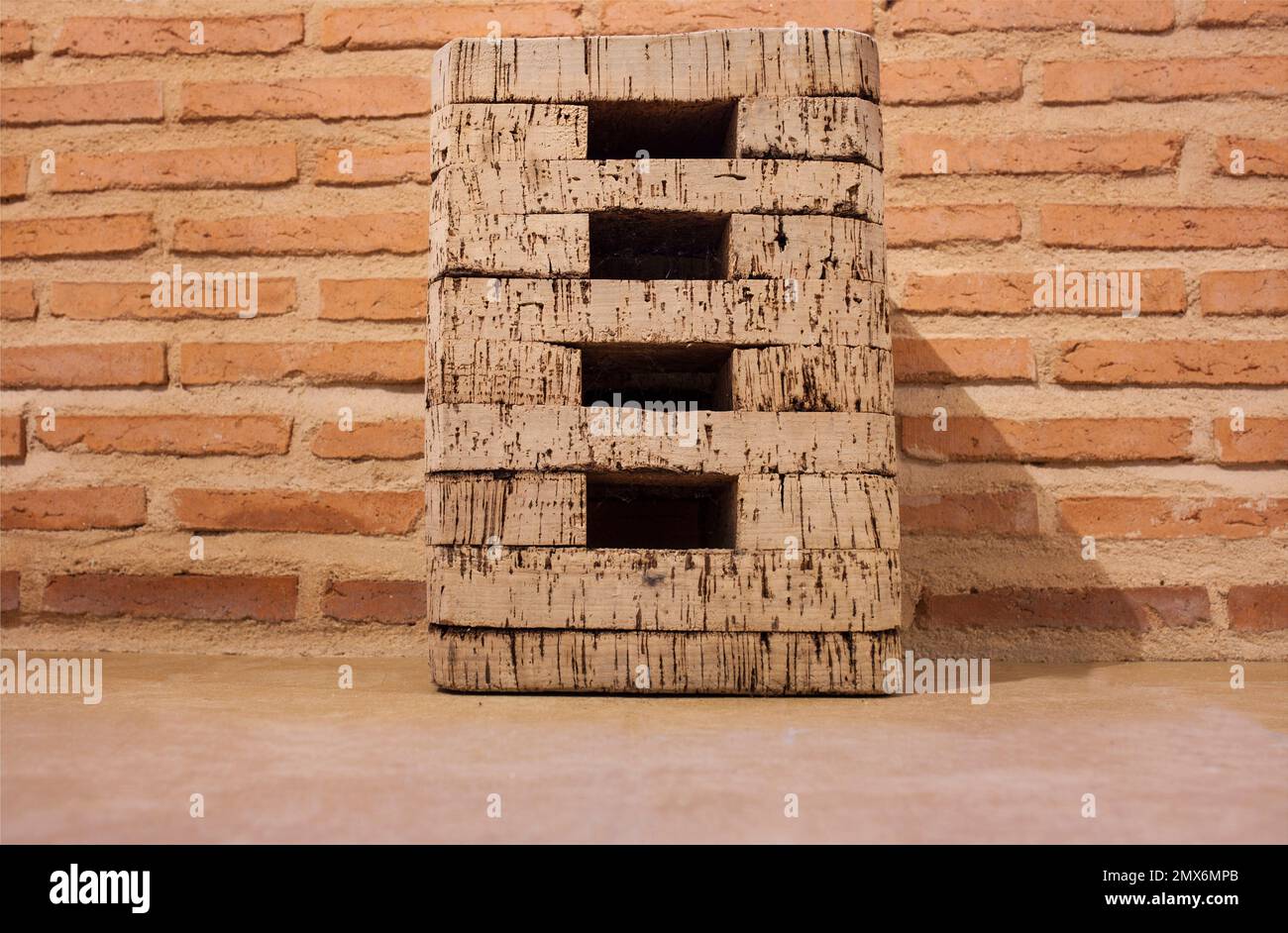 Stumpfhocker aus Kork ebenfalls. Rustikales Wohnungsdesign aus Extremadura, Spanien. Stockfoto