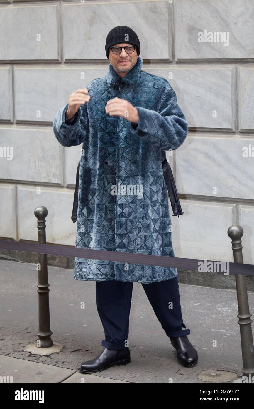 MAILAND, ITALIEN - 16. JANUAR 2023: Biagio Antonacci vor Giorgio Armani Modenschau, Mailand Fashion Week Street Style Stockfoto