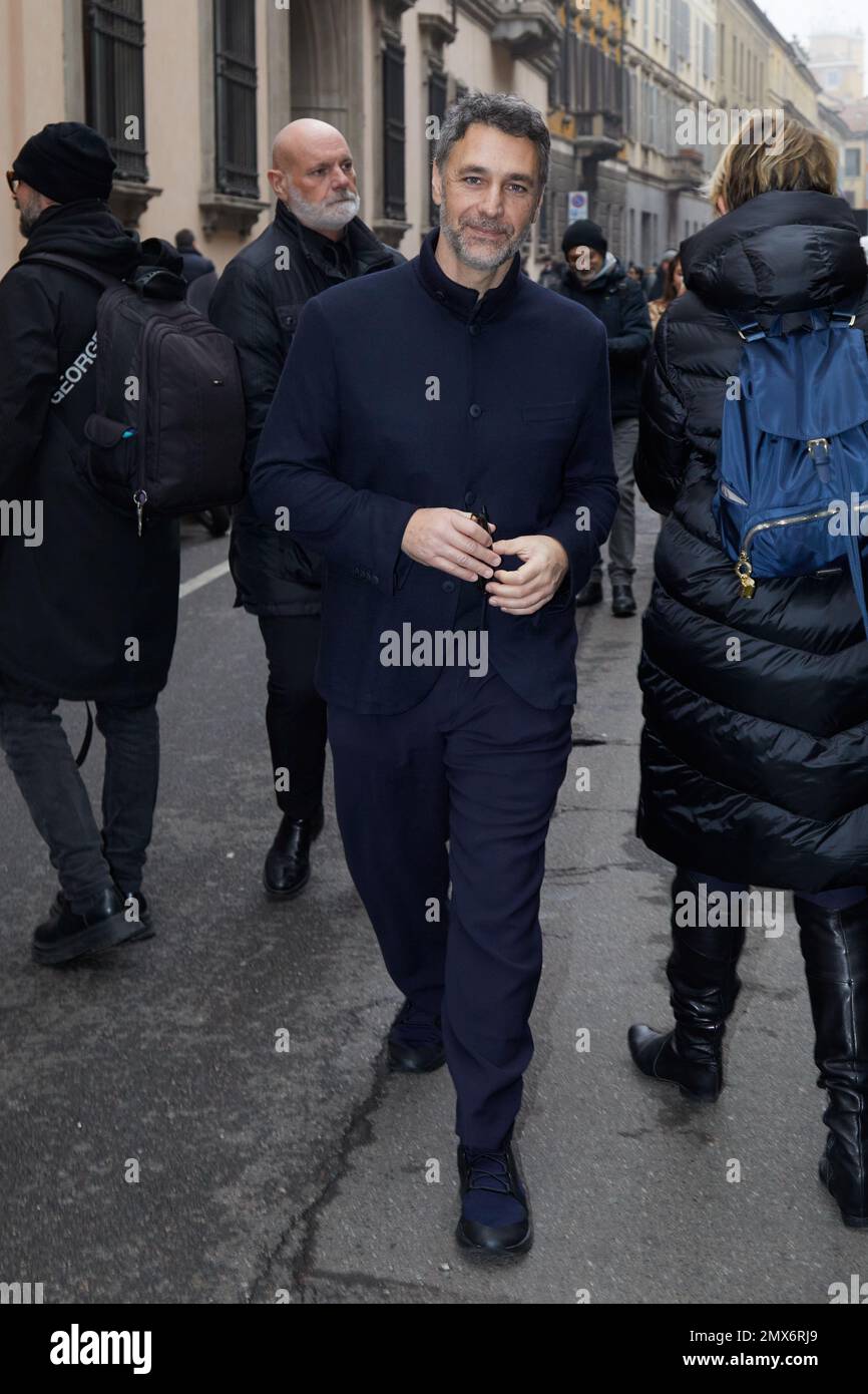 MAILAND, ITALIEN - 16. JANUAR 2023: Raoul Bova vor Giorgio Armani Modenschau, Mailand Fashion Week Street Style Stockfoto