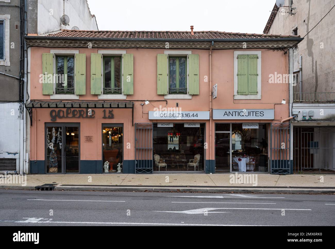 Ales, Occitanie, Frankreich, 12 30 2022 - Antiquitätenladen und Galeriefassaden in der Altstadt. Stockfoto