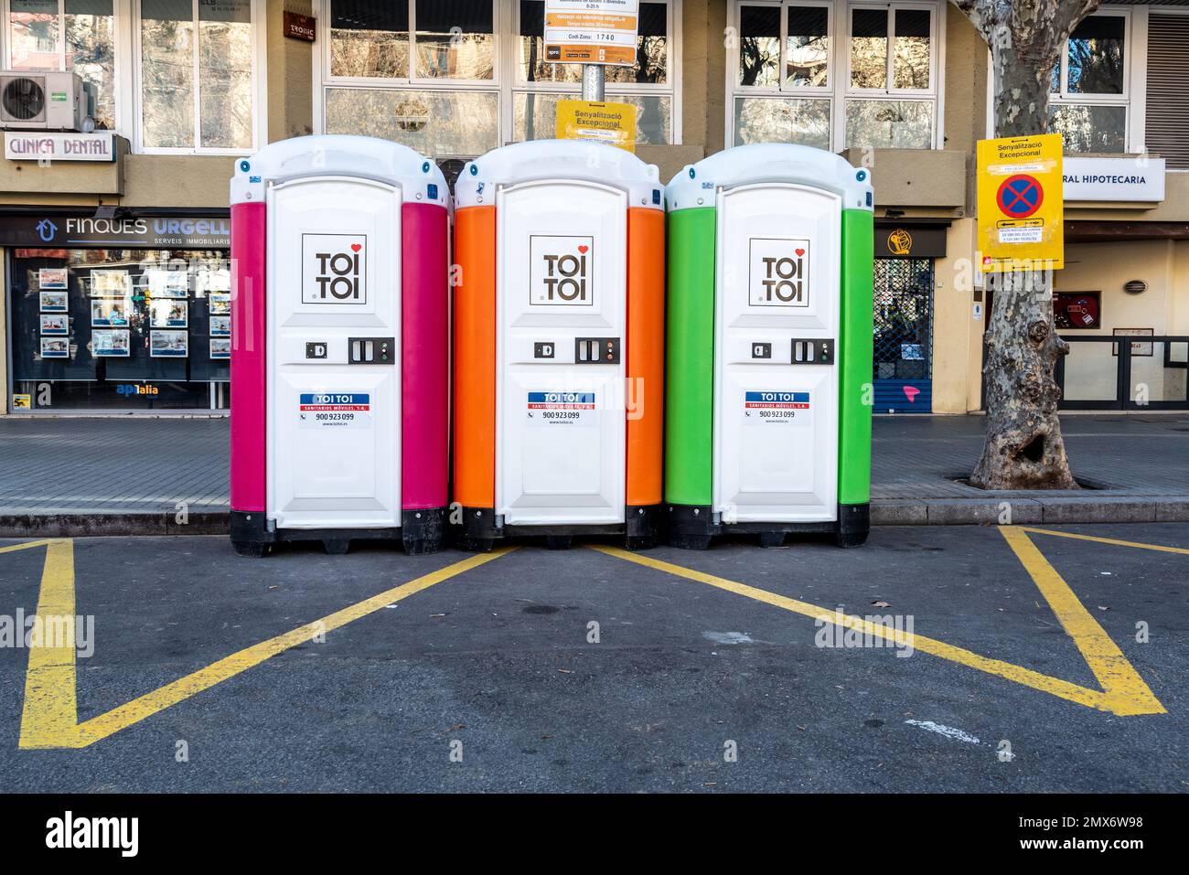 Barcelona, Spanien - 21. Januar 2023: Drei tragbare Toilettenkabinen auf einer Straße in Barcelona während eines lokalen Festivals Stockfoto