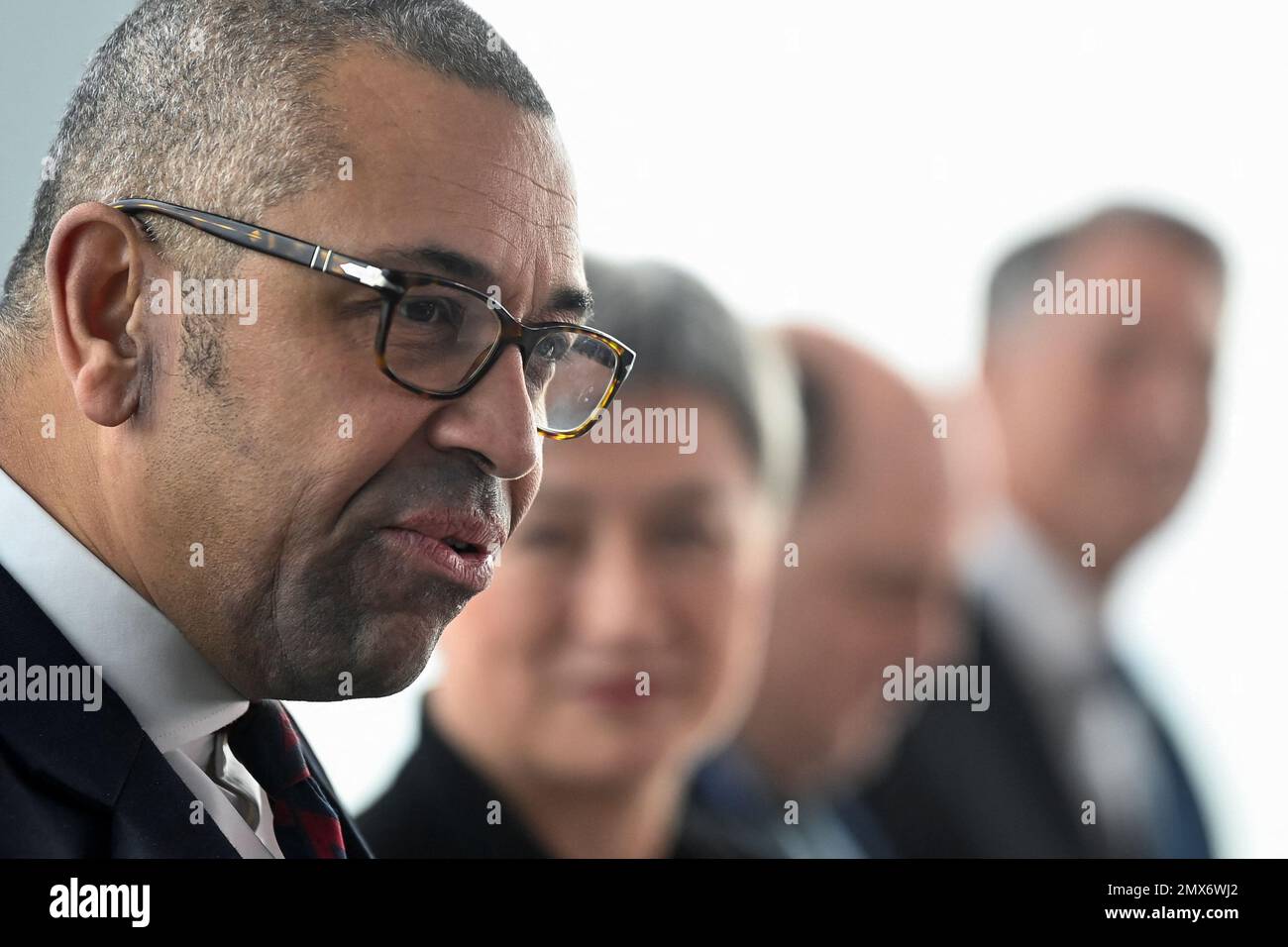 (Von links nach rechts) Außenminister James geschickt, australischer Außenminister Senator Penny Wong, Verteidigungsminister Ben Wallace und australischer Stellvertretender Premierminister Richard Marles während einer Pressekonferenz im Spinnaker Tower in Portsmouth. Foto: Donnerstag, 2. Februar 2023. Stockfoto