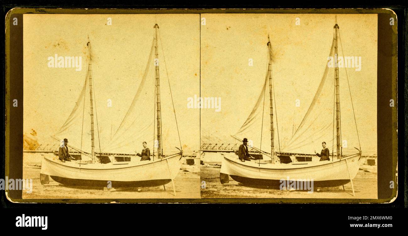 [Ein Paar und sein Segelboot, an Land.] Weiß, T.E.M. (Fotograf). Robert N. Dennis Sammlung stereoskopischer Ansichten vereint Stockfoto
