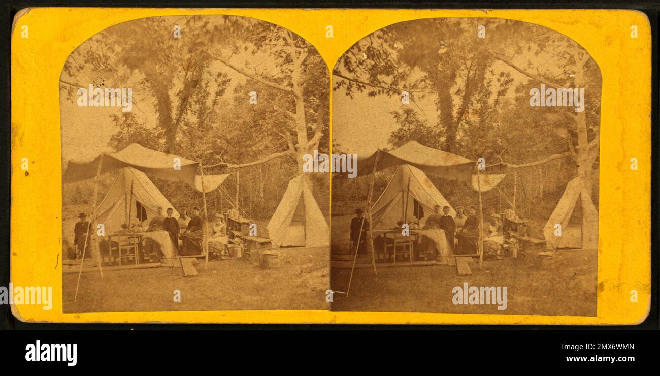 Eine Familie, die unter einer Markise sitzt, Zelte dahinter. Robert N. Dennis-Sammlung stereoskopischer Ansichten United States Maine. Stereoskopische Ansichten von Stockfoto