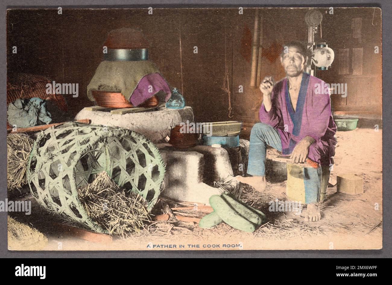 Ein Vater im Koch-Raum. Pacific Pursuit : Postcards Japan - Life. Ausgestellt Am: 1900 - 1940 Ausstellungsdatum: 1900 - 1909. Japanische Herdkörbe Stockfoto