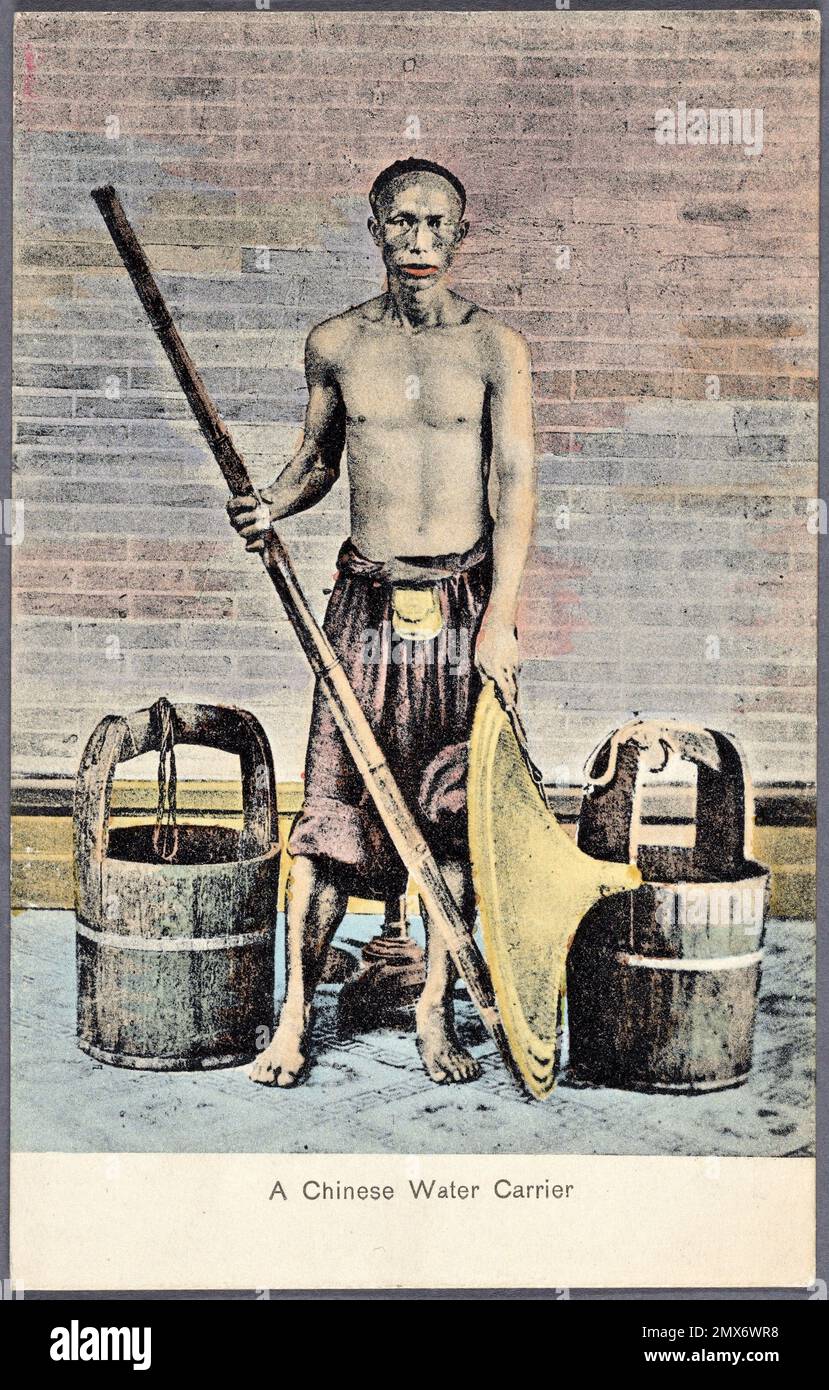 Ein chinesischer Wasserträger. Sternberg, M. (Herausgeber). Pacific Pursuit : Postkarten China - Leben. Ausgestellt Am: 1907 - 1918 Ort: Hongkong. Wasser Stockfoto