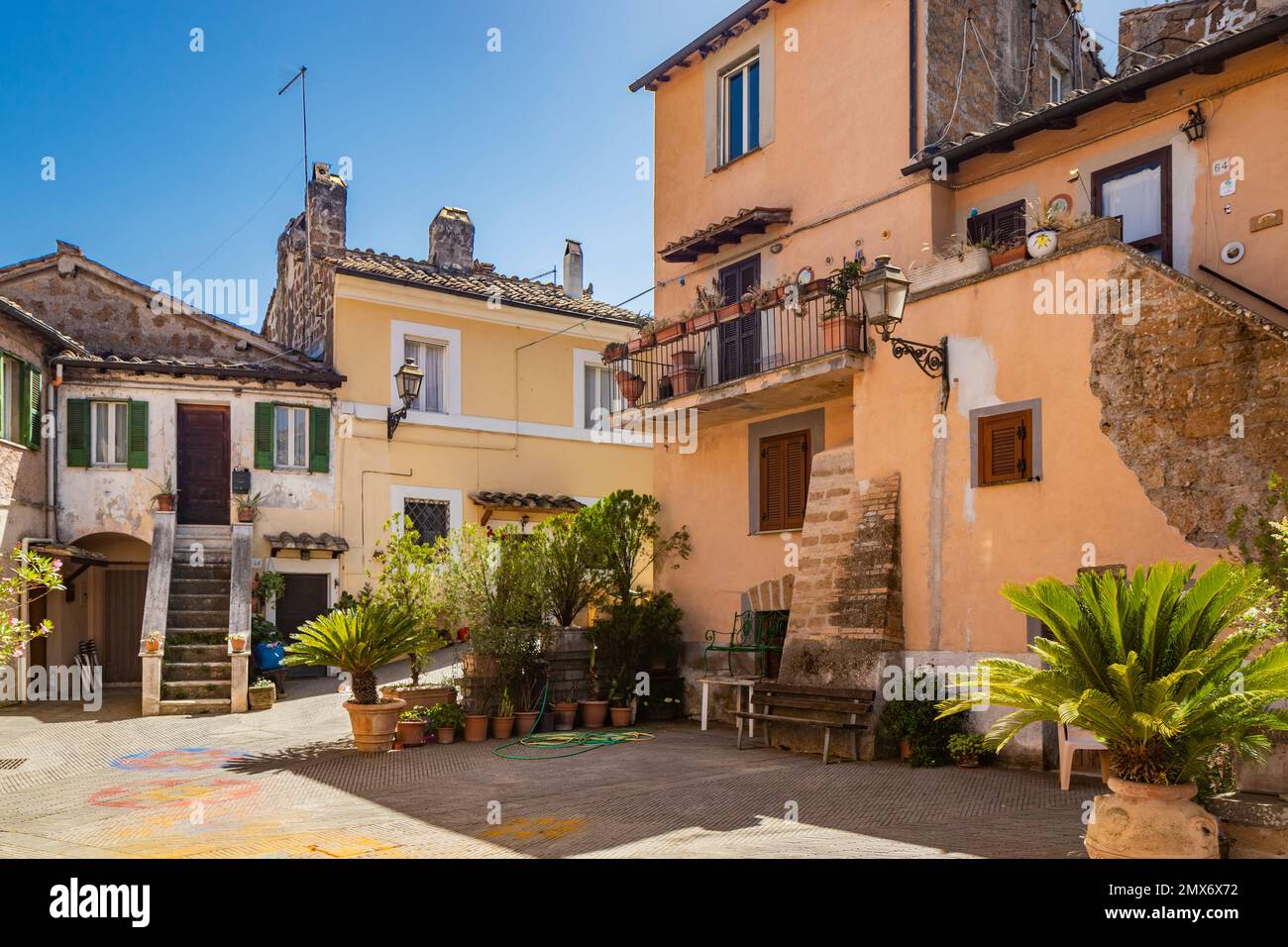 02. Juni 2022 - Corchiano, Viterbo, Latium - kleines mittelalterliches Dorf. Die engen Gassen der Kleinstadt mit den alten Backsteinhäusern. Der blaue Himmel auf A Stockfoto