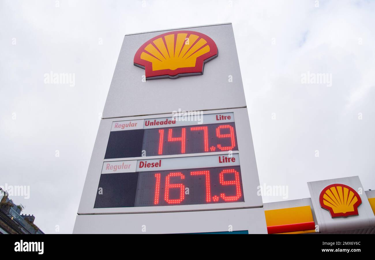 London, Großbritannien. 2. Februar 2023 Eine Shell-Tankstelle im Zentrum von London. Der Öl- und Gasriese hat Gewinne von fast $40 Milliarden US-Dollar gemeldet, der höchste in seiner 115-jährigen Geschichte. Kredit: Vuk Valcic/Alamy Live News. Stockfoto