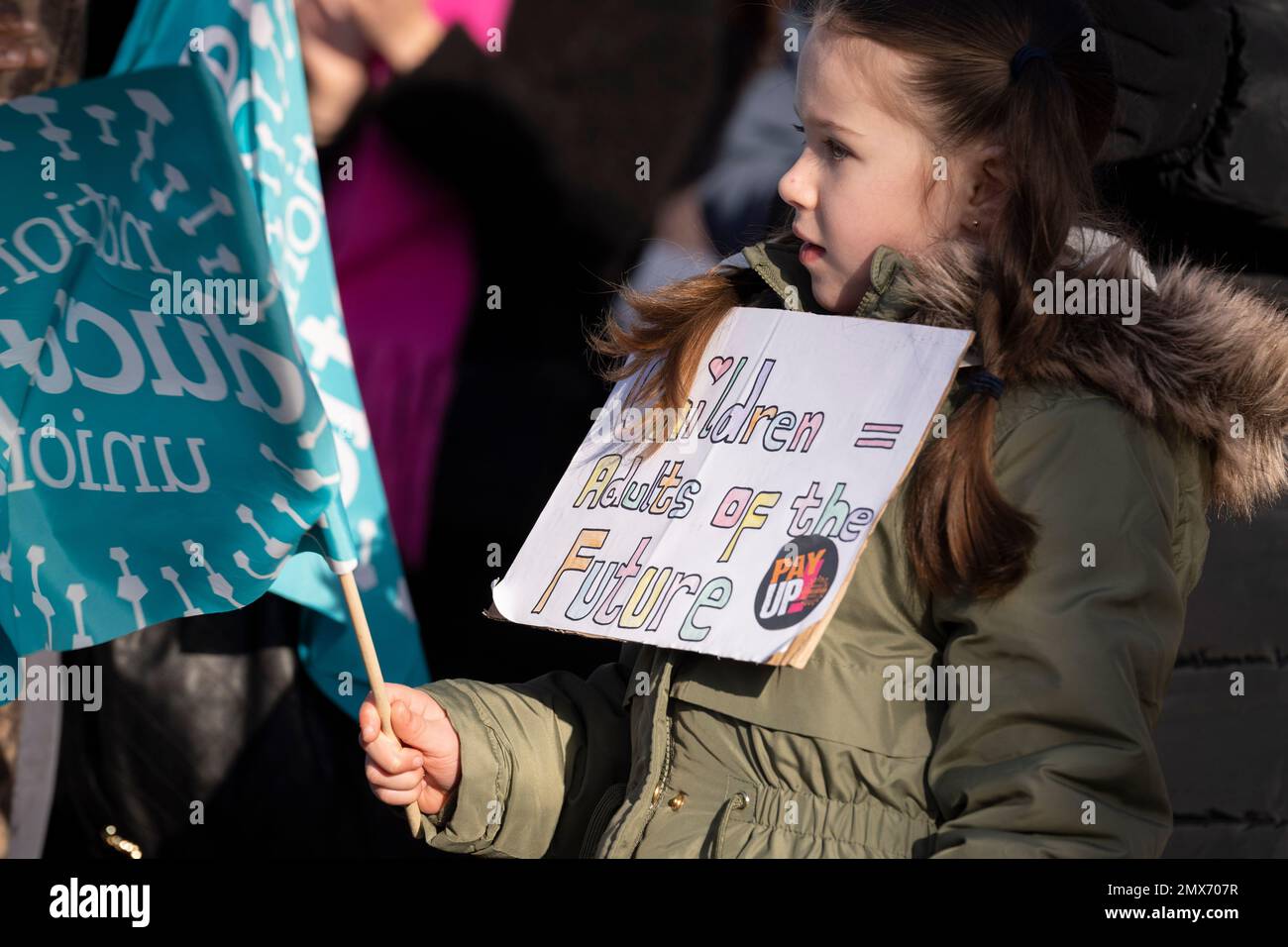 Am 1. Februar 2023 in London, England, veranstalten streikende Lehrer der Teachers Education Union (neu) am Windrush Square, Brixton, eine Kundgebung. Diese Bildungsarbeiter sagen, dass reale Lohnkürzungen zu einer Krise bei der Einstellung und Bindung von Arbeitsplätzen führen und ein Problem darstellen, an dem sich die Regierung nicht beteiligt. Rund 85 % der Schulen werden heute durch den Streik ganz oder teilweise geschlossen. Stockfoto