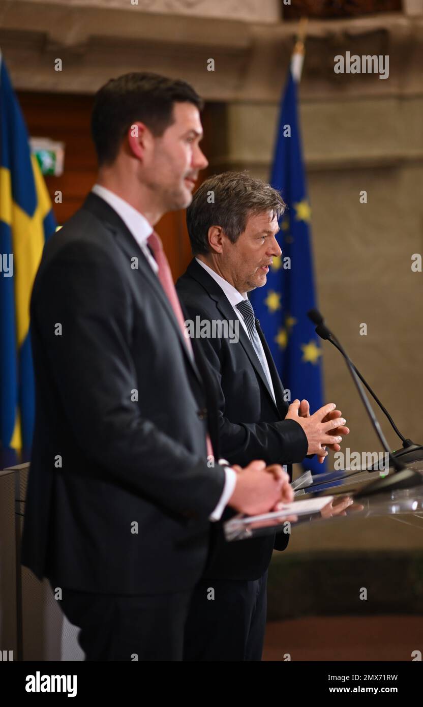 Stockholm, Schweden. 02. Februar 2023. Robert Habeck (Bündnis 90/die Grünen), Vizekanzler und Bundesminister für Wirtschaft und Klimaschutz, hält eine gemeinsame Pressekonferenz mit Johan Forssell (l), schwedischer Minister für internationale Entwicklungszusammenarbeit und Außenhandel. Gespräche über Handelspolitik und Zukunftstechnologien stehen auf der Tagesordnung von Habecks Reise nach Schweden. Kredit: Britta Pedersen/dpa/Alamy Live News Stockfoto