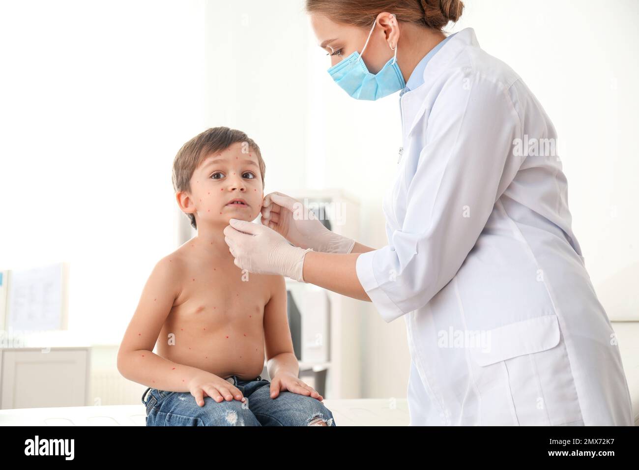 Arzt Der Den Kleinen Jungen Mit Windpocken In Der Klinik Untersucht arzt-der-den-kleinen-jungen-mit-windpocken-in-der-klinik-untersucht