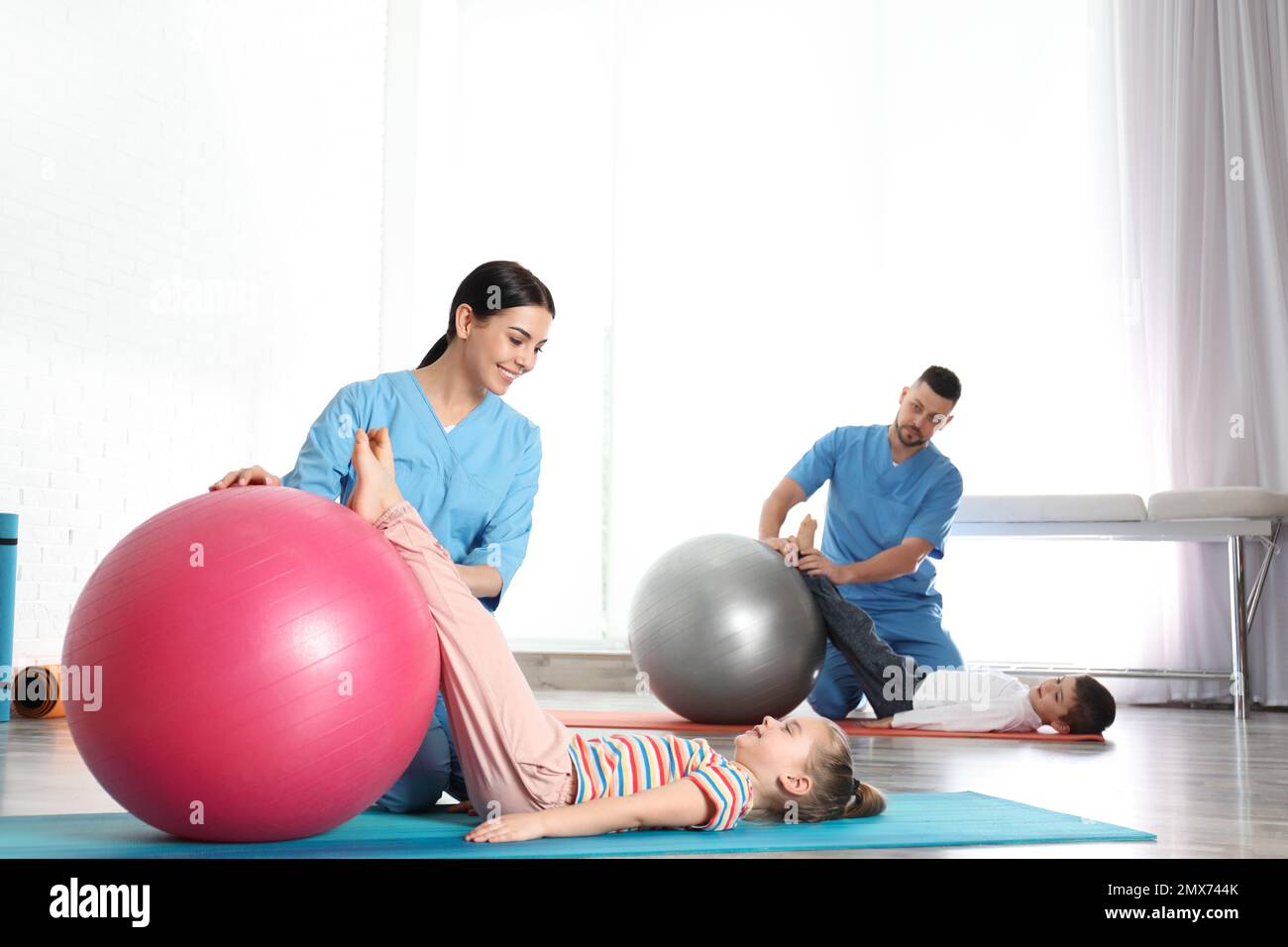 Orthopäden bei der Arbeit mit Kleinkindern in der Spitalgymnastik Stockfoto