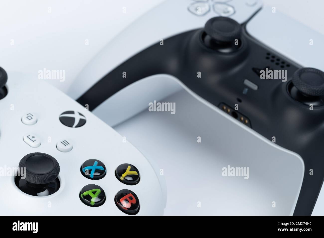 New york, USA - 28. Dezember 2022: Tasten auf dem xbox Game Controller im Hintergrund von sony playstation 5 Stockfoto