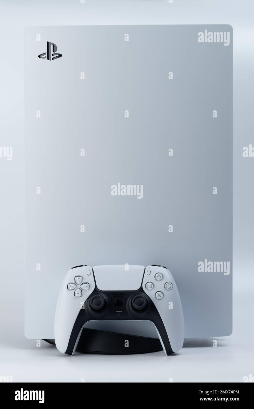 New york, USA - 28. Dezember 2022: Sony Spielkonsole der nächsten Generation mit Fernbedienung isoliert im Studiohintergrund Stockfoto