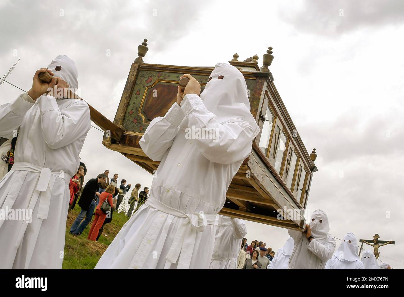 Heilige Woche in Zamora, Spanien. Die Ritter tragen die Urne Christi in der Prozession des heiligen Begräbnisses in Bercianos von Aliste. Stockfoto