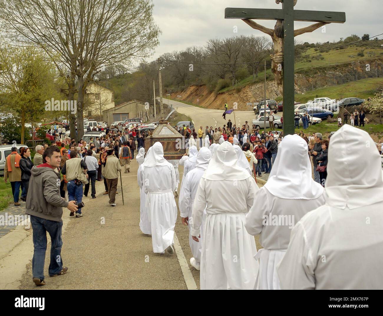 Heilige Woche in Zamora, Spanien. Die Ritter tragen die Urne Christi vor der Menge in der Prozession des heiligen Begräbnisses in Bercianos de Aliste. Stockfoto