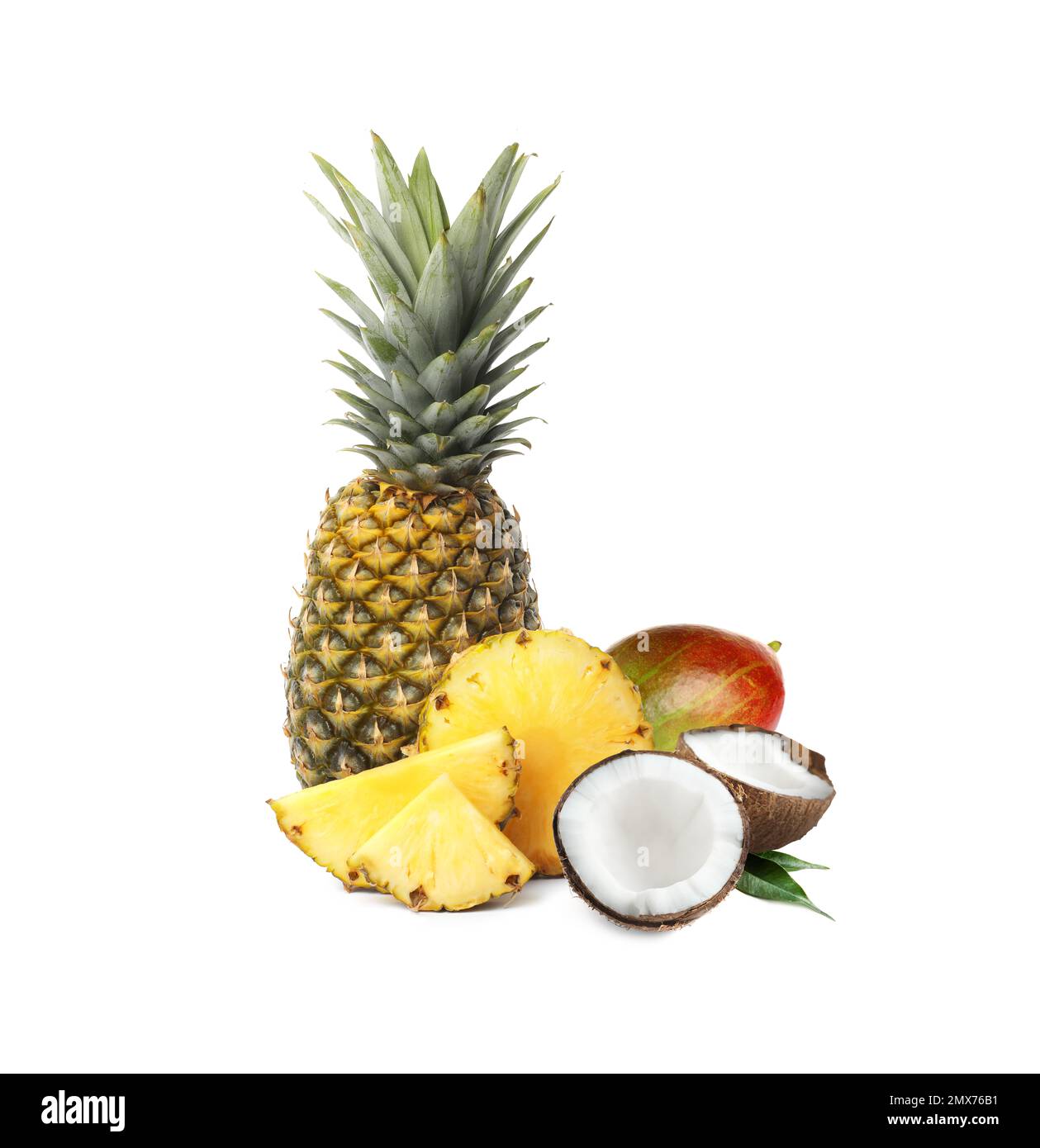 Reife, saftige Ananas, Kokosnuss und Mango auf weißem Hintergrund Stockfoto
