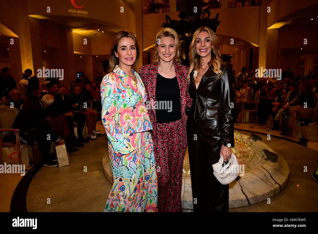 Bettina Cramer, Britta Heidemann und Annika Gassner bei der Anja Gockel Fashion Show „Seven Senses“ auf der Berliner Fashion Week Herbst/Winter 2023 im Stockfoto