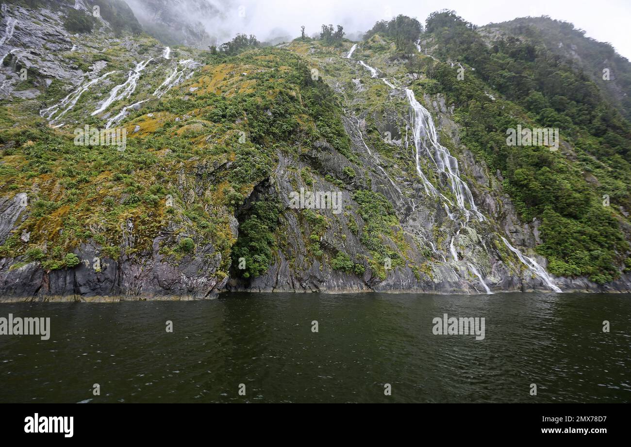 Klippen und Wasserfälle - Neuseeland Stockfoto