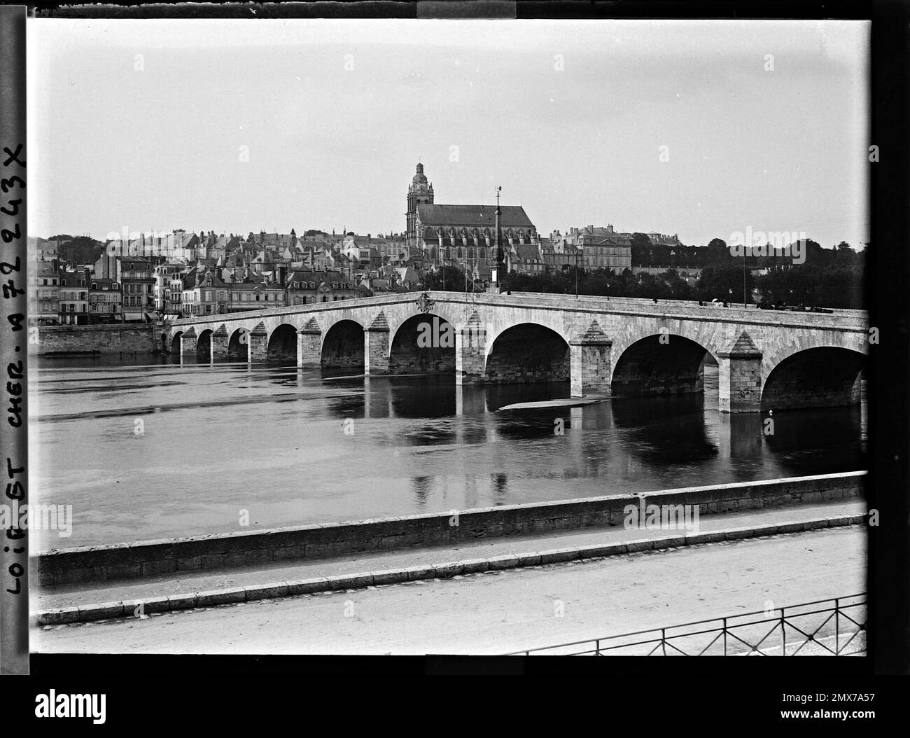Blois, Frankreich Le Pont Jacques-Gabriel, mit der Kathedrale im Hintergrund , 1909 - Zentrum von Frankreich - Auguste Léon - (Juni) Stockfoto