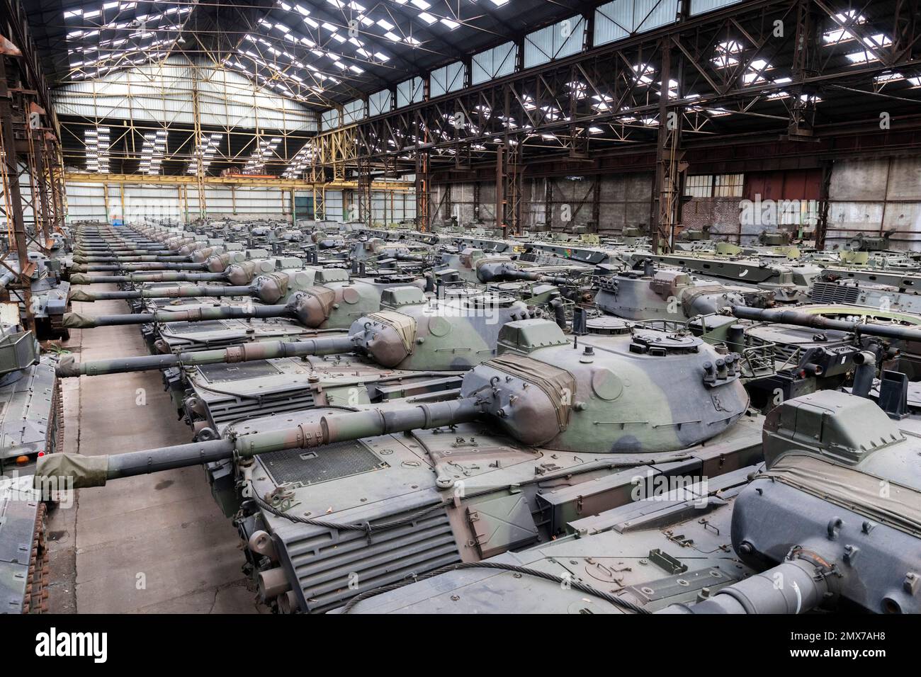 Belgien / Brüssel, 2/2/2023 - der Mann, der der Ukraine helfen wollte: In den Hangars, die Leoparden - 2/2/2023 - Belgien / Brüssel / Brüssel - während die Europäer die Leoparden 2 und andere Panzer in die Ukraine schicken müssen, rund 500 schwere und leichte Panzer (Leoparden 1 und Geparden...) Werden in den Hangars des Verteidigungsunternehmens OIP Land Systems in der Nähe von Tournais in Belgien gelagert. Diese Zahl macht es zur größten privaten Sammlung von Tanks in Europa.) Freddy Versluys, der CEO, ist bereit, sie zu verkaufen und zu exportieren, sobald er die notwendigen Genehmigungen vom Gouverneur erhält Stockfoto