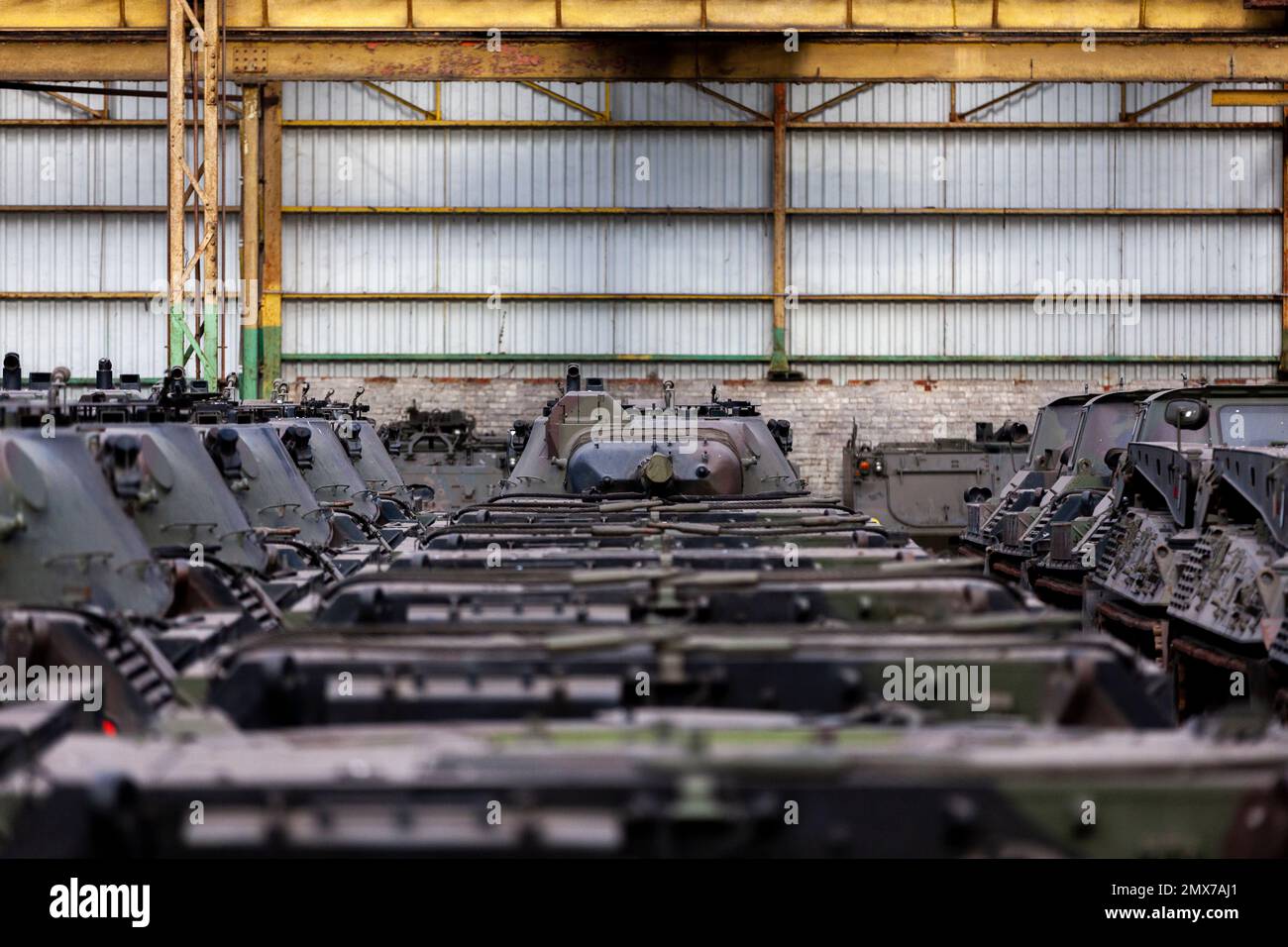 Belgien / Brüssel, 2/2/2023 - der Mann, der der Ukraine helfen wollte: In den Hangars, die Leoparden - 2/2/2023 - Belgien / Brüssel / Brüssel - während die Europäer die Leoparden 2 und andere Panzer in die Ukraine schicken müssen, rund 500 schwere und leichte Panzer (Leoparden 1 und Geparden...) Werden in den Hangars des Verteidigungsunternehmens OIP Land Systems in der Nähe von Tournais in Belgien gelagert. Diese Zahl macht es zur größten privaten Sammlung von Tanks in Europa.) Freddy Versluys, der CEO, ist bereit, sie zu verkaufen und zu exportieren, sobald er die notwendigen Genehmigungen vom Gouverneur erhält Stockfoto