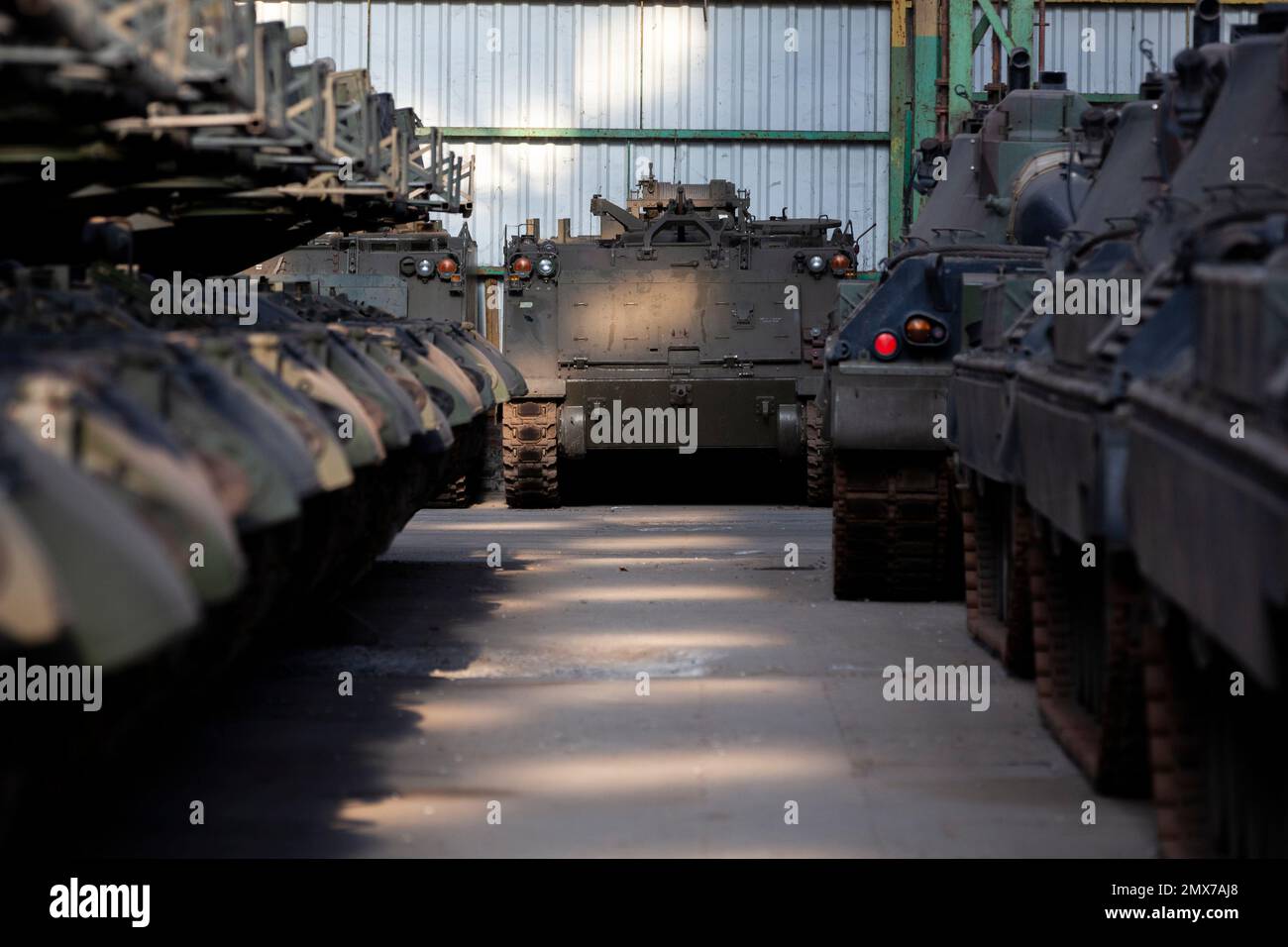 Belgien / Brüssel, 2/2/2023 - der Mann, der der Ukraine helfen wollte: In den Hangars, die Leoparden - 2/2/2023 - Belgien / Brüssel / Brüssel - während die Europäer die Leoparden 2 und andere Panzer in die Ukraine schicken müssen, rund 500 schwere und leichte Panzer (Leoparden 1 und Geparden...) Werden in den Hangars des Verteidigungsunternehmens OIP Land Systems in der Nähe von Tournais in Belgien gelagert. Diese Zahl macht es zur größten privaten Sammlung von Tanks in Europa.) Freddy Versluys, der CEO, ist bereit, sie zu verkaufen und zu exportieren, sobald er die notwendigen Genehmigungen vom Gouverneur erhält Stockfoto