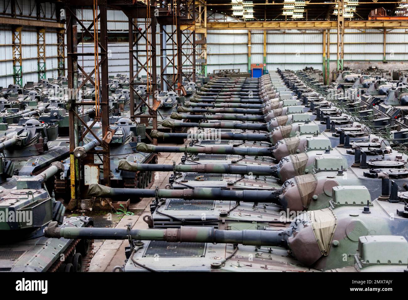 Belgien / Brüssel, 2/2/2023 - der Mann, der der Ukraine helfen wollte: In den Hangars, die Leoparden - 2/2/2023 - Belgien / Brüssel / Brüssel - während die Europäer die Leoparden 2 und andere Panzer in die Ukraine schicken müssen, rund 500 schwere und leichte Panzer (Leoparden 1 und Geparden...) Werden in den Hangars des Verteidigungsunternehmens OIP Land Systems in der Nähe von Tournais in Belgien gelagert. Diese Zahl macht es zur größten privaten Sammlung von Tanks in Europa.) Freddy Versluys, der CEO, ist bereit, sie zu verkaufen und zu exportieren, sobald er die notwendigen Genehmigungen vom Gouverneur erhält Stockfoto