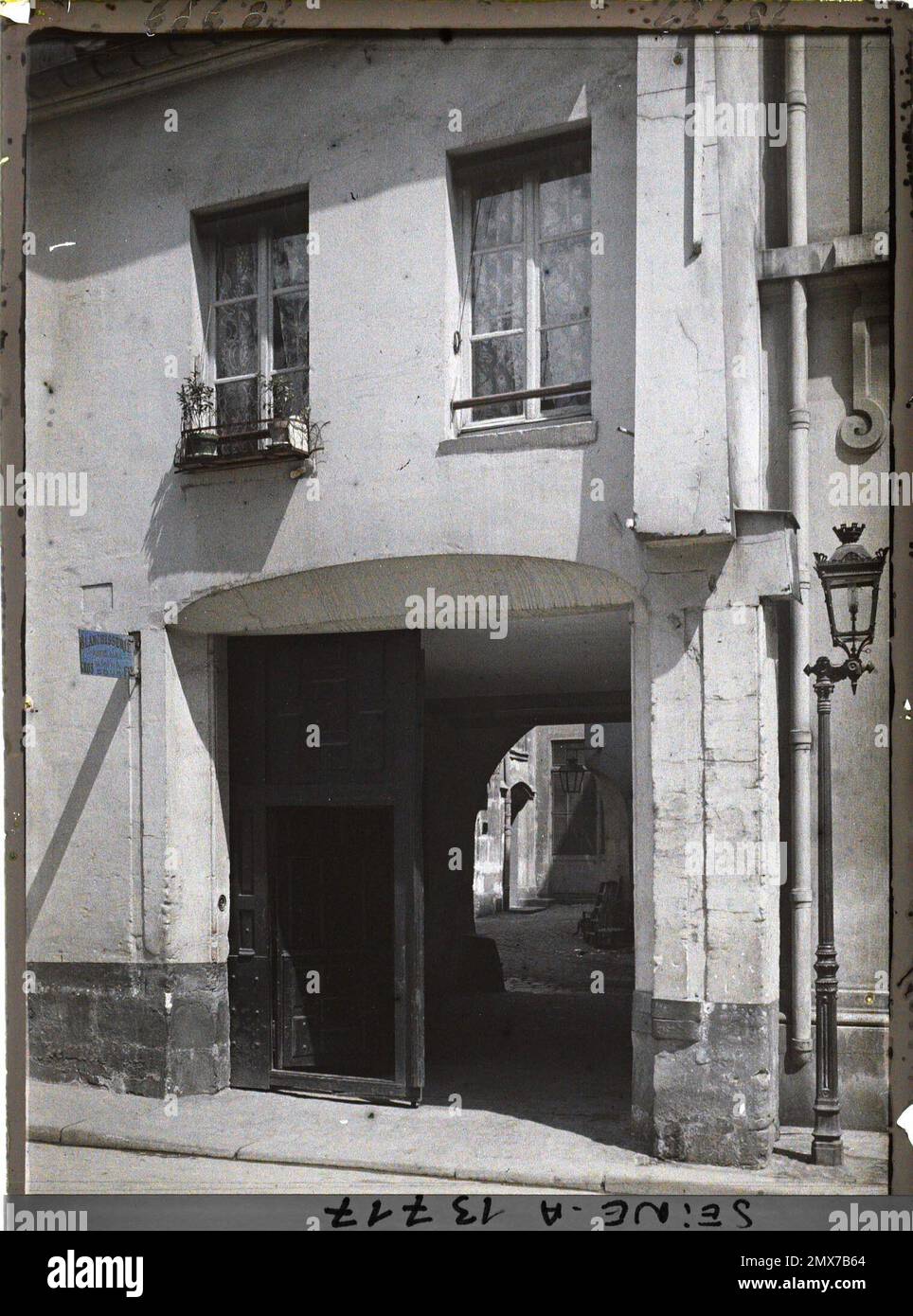 Paris (4. Arr.), französischer Eingang zum Innenhof in der Rue Chanoinesse 22, Stockfoto