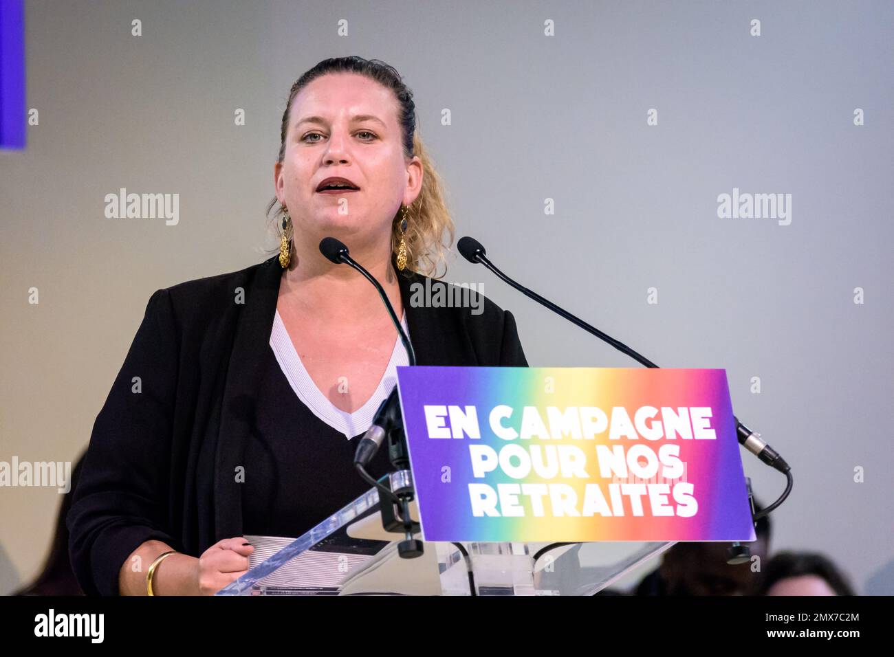 Der französische Stellvertreter Mathilde Panot hält eine Rede auf einer Kundgebung der "Nouvelle Union populaire écologique et sociale" (NUPES) gegen die Rentenreform. Stockfoto